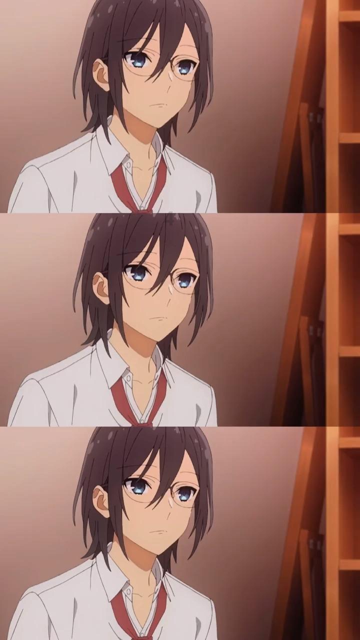 男孩吃鸡腿
